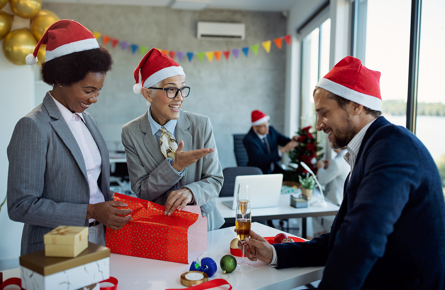 Year-end VS. holiday bonus – what, why, and do they work? How?